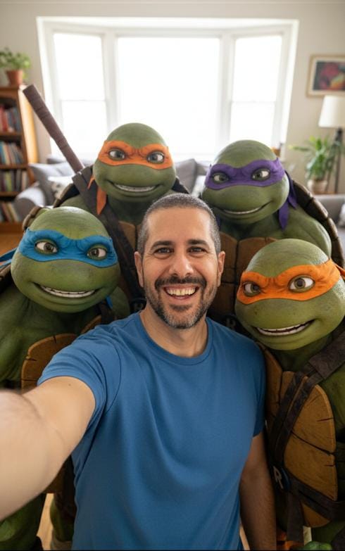 גבר מצטלם לסלפי עם ארבעת צבי הנינג'ה בסלון ביתי, תמונה שנוצרה בבינה מלאכותית