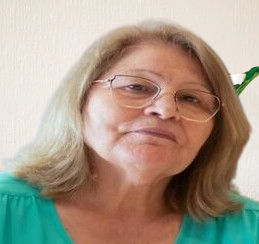 לימוד בינה מלאכותית למבוגרים - בינה בחיים יעל בת 68, בוגרת מרוצה של קורס בינה בחיים